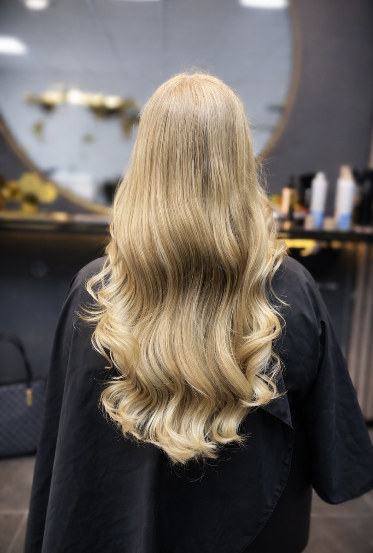 Lang blond haar in slagen, van achteren gezien