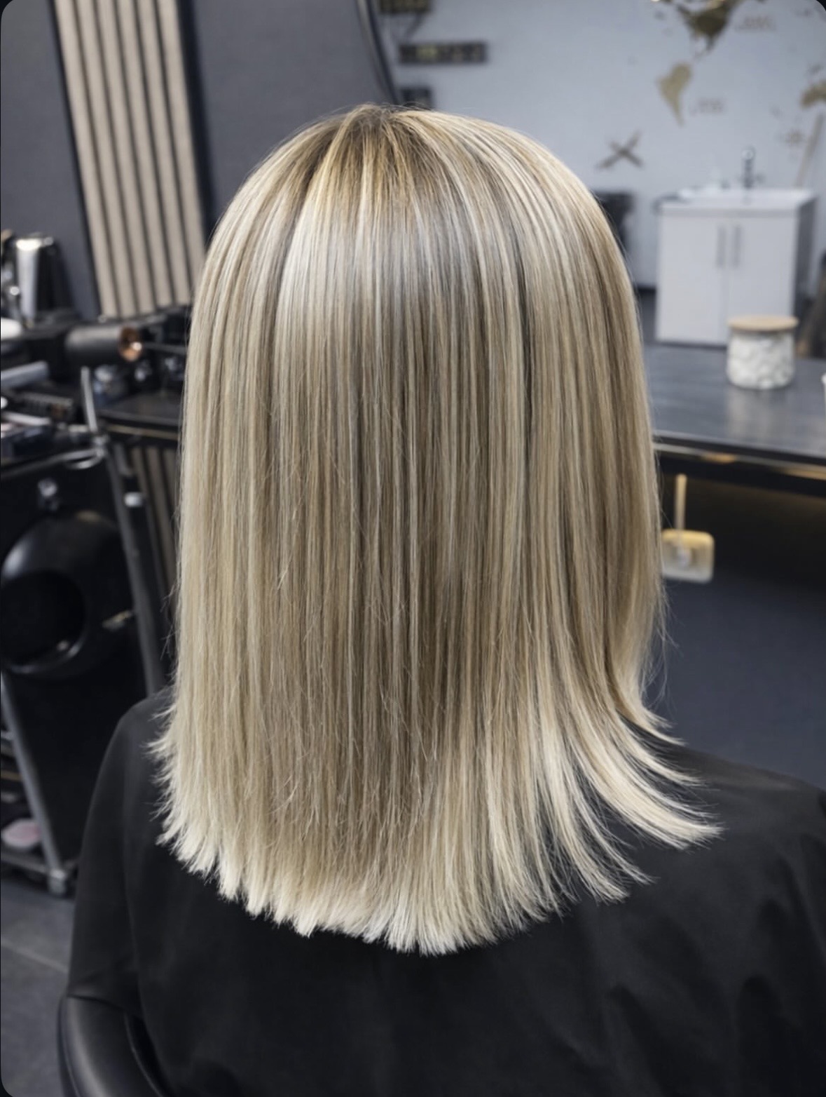 Een blonde lob met highlights, van achteren gezien